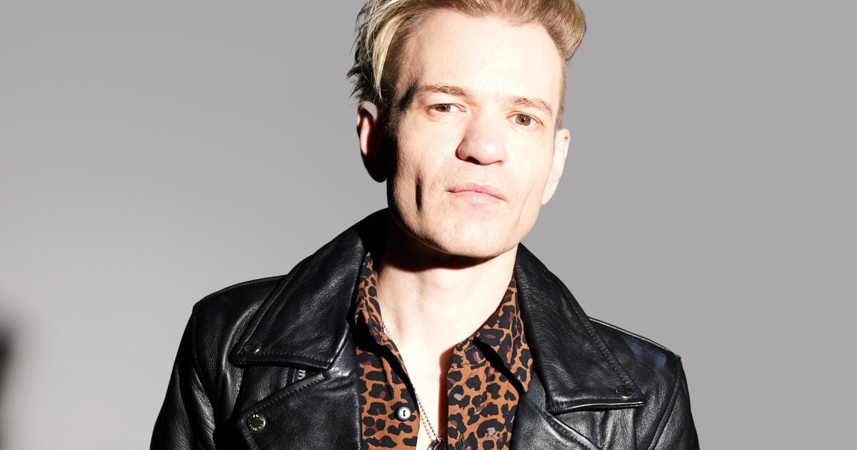 Deryck Whibley vocalista de Sum 41, revela que fue víctima de abuso sexual por parte de su ex manager Greig Nori